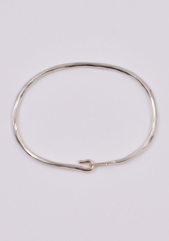 WERKSTATT MÜNCHEN M2640 SILVER BANGLE HOOK HAMMERED