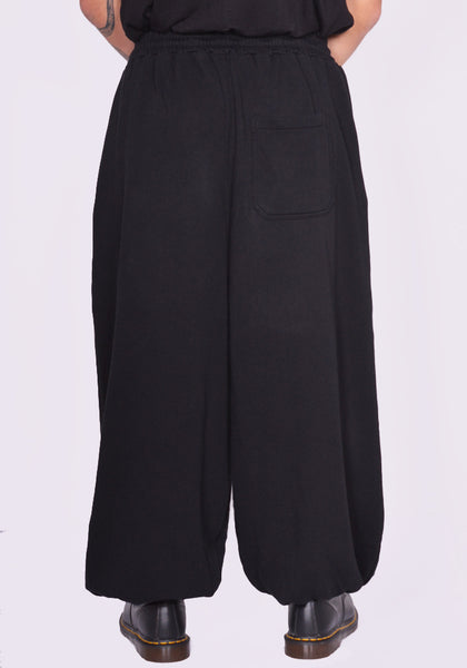 LU'U DAN BAGGY BONTAN SWEATEPANTS BLACK SS25 | DOSHABURI Shop