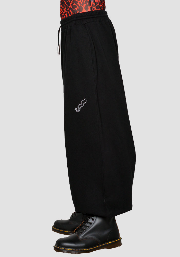 LU'U DAN BAGGY BONTAN SWEATPANTS BLACK SS23 | DOSHABURI Online Shop